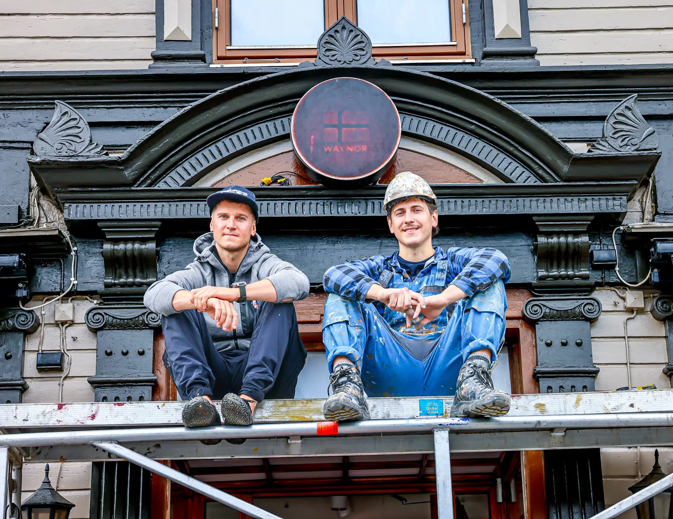 Simon og Filip Rajchelt på stillas ved den vernede fasaden i Storgata 56