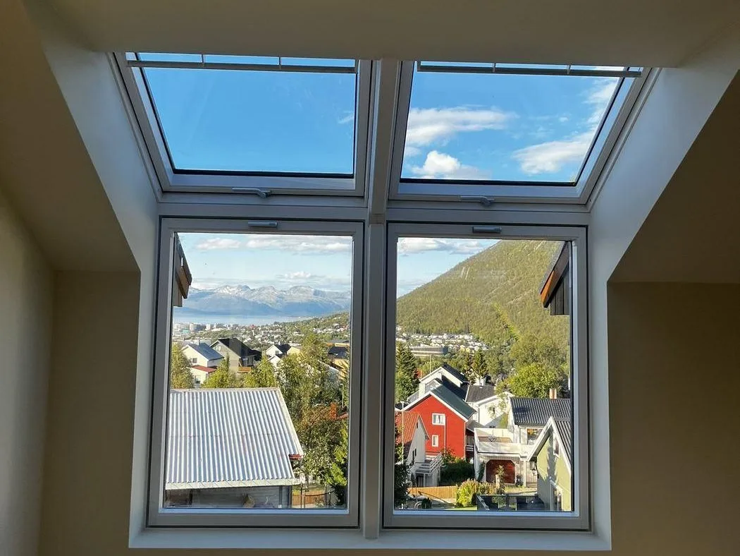 Svarthammervegen – ferdig malt rom med takvinduer