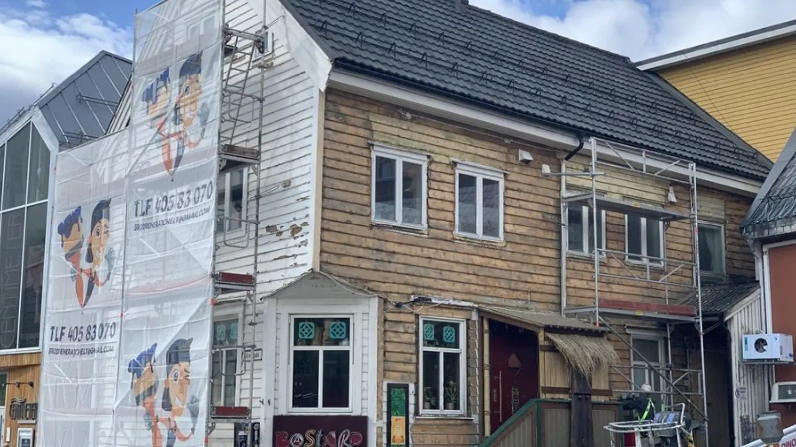 Det gamle Bastard-bygget ved Strandtorget i stillas under fasadearbeid