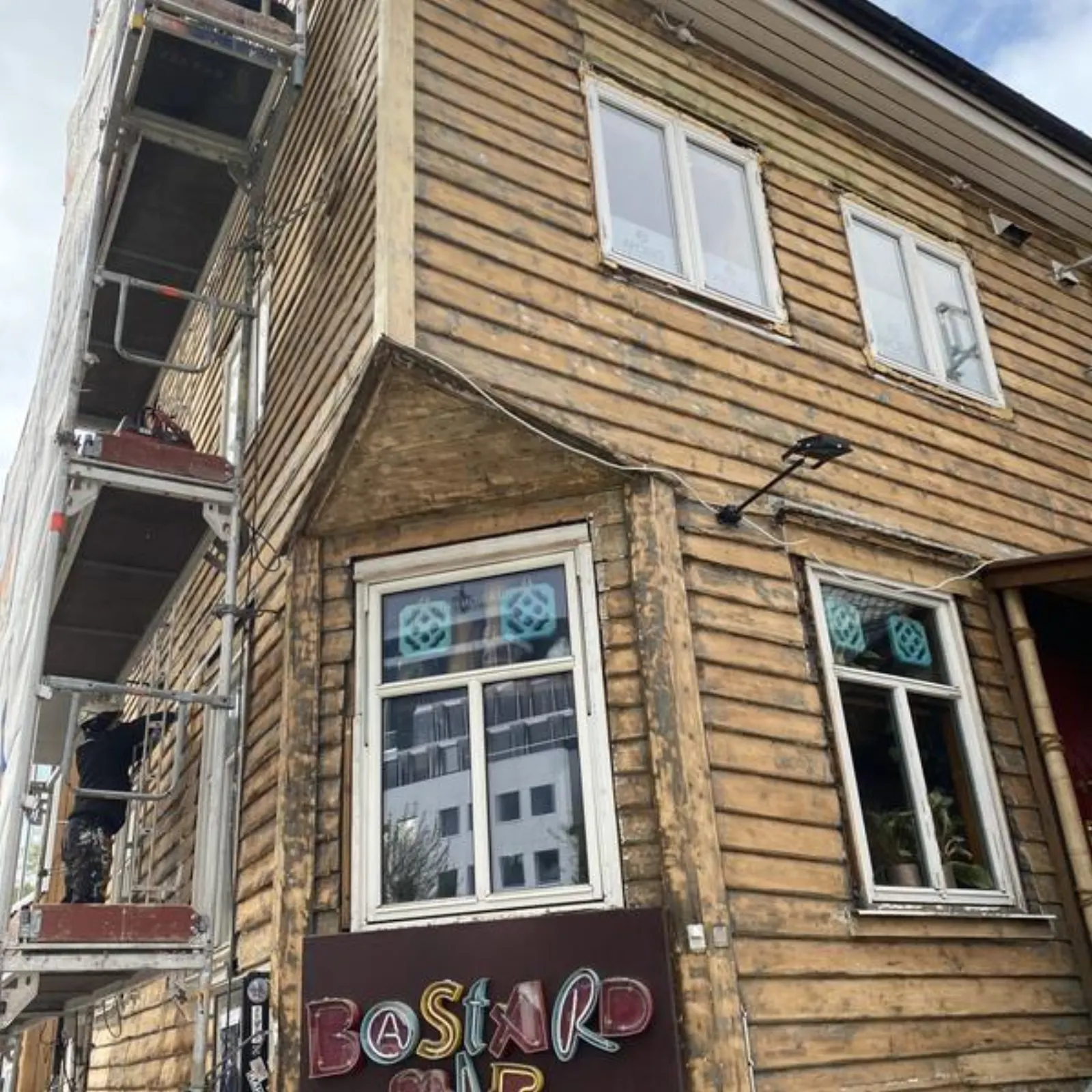 Strandgata under arbeid — fjerning av gammel maling