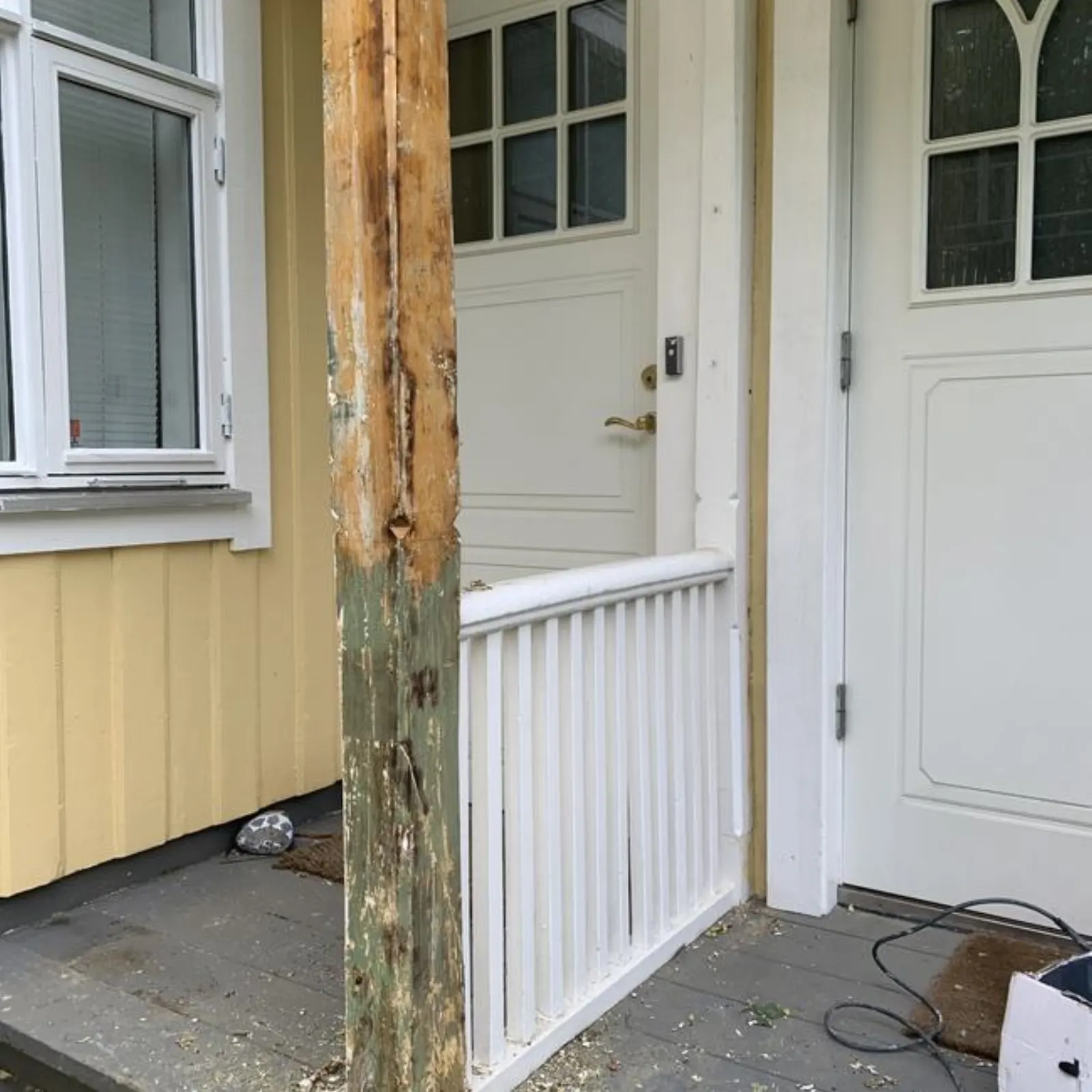 Skolegata før — detalj av stolpe
