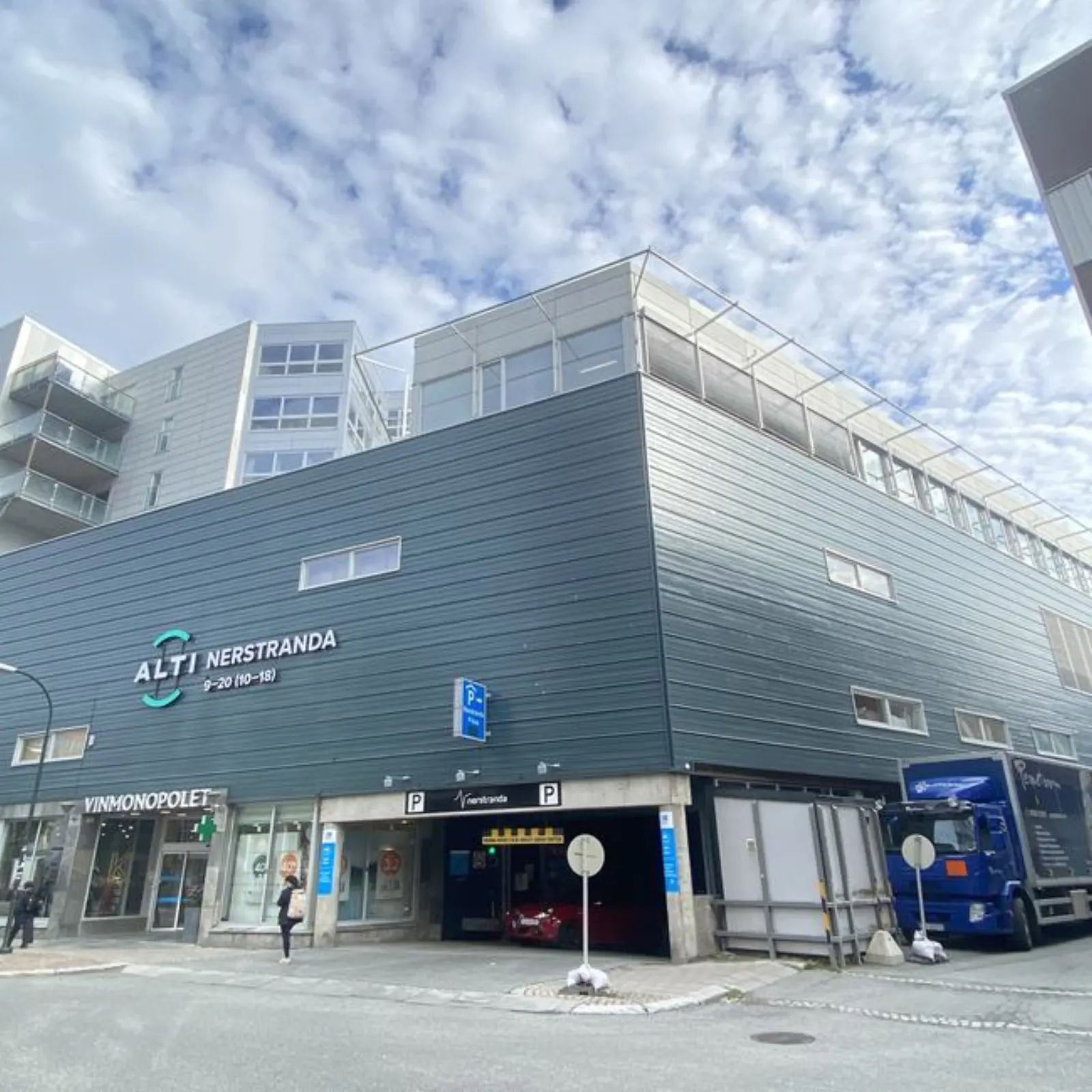Alti Nerstranda — fasaden fra gateplan