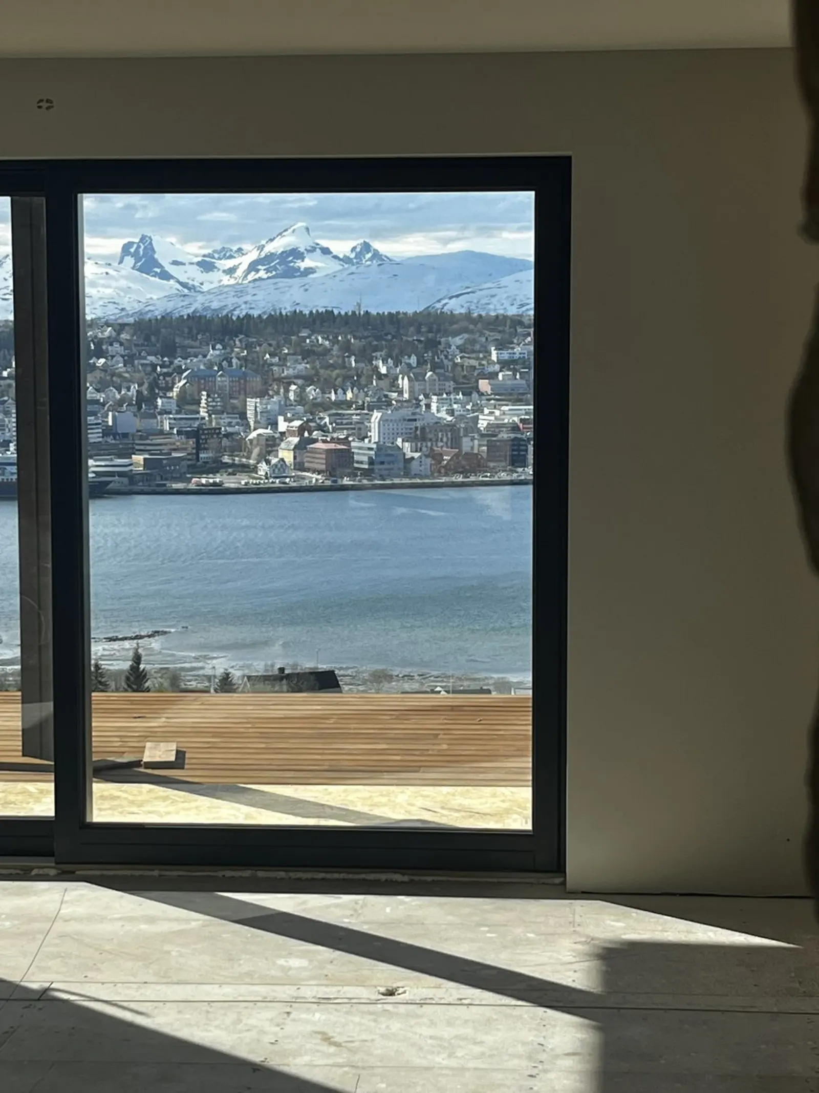 Tromsdalen — ferdig malte vegger med utsikt over fjorden og fjellene