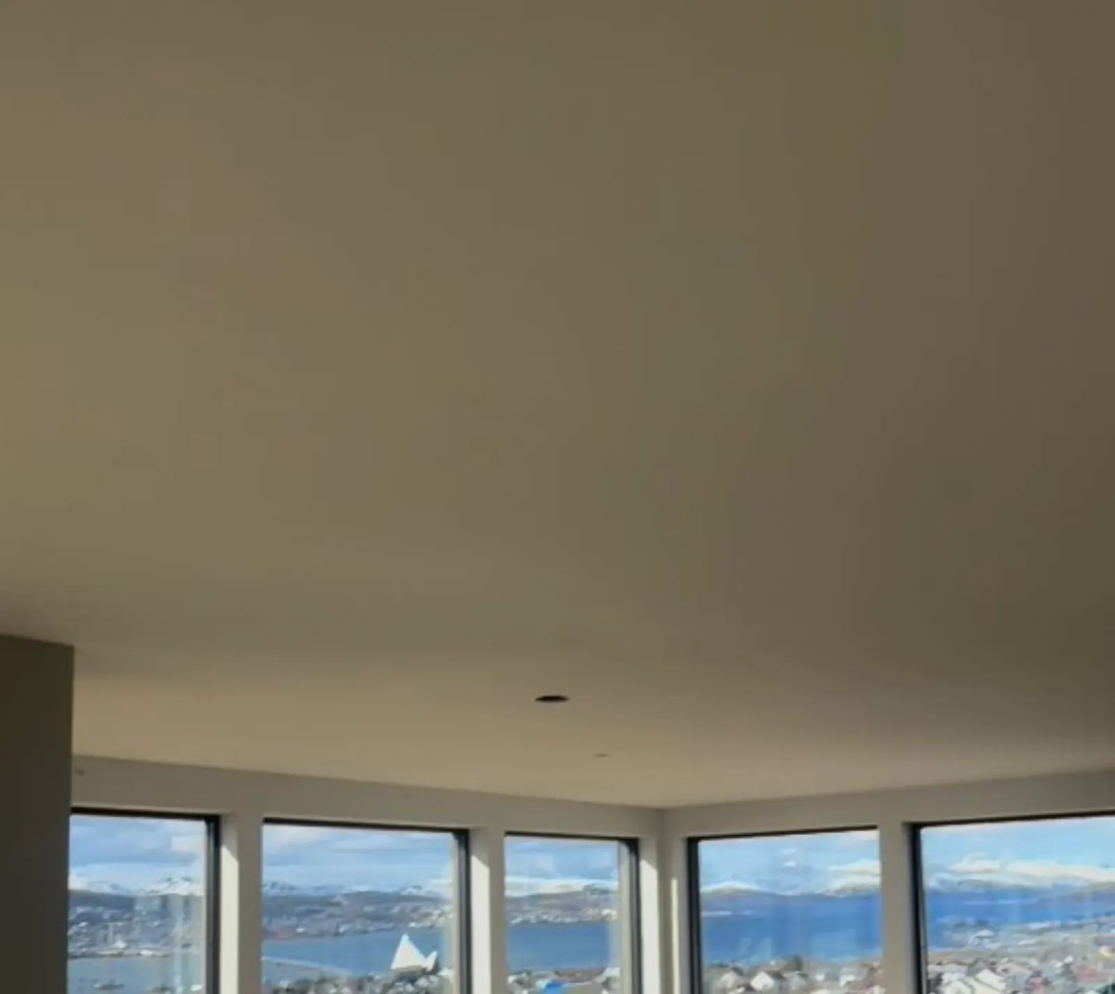 Tromsdalen — ferdig malt skråtak med panoramavinduer