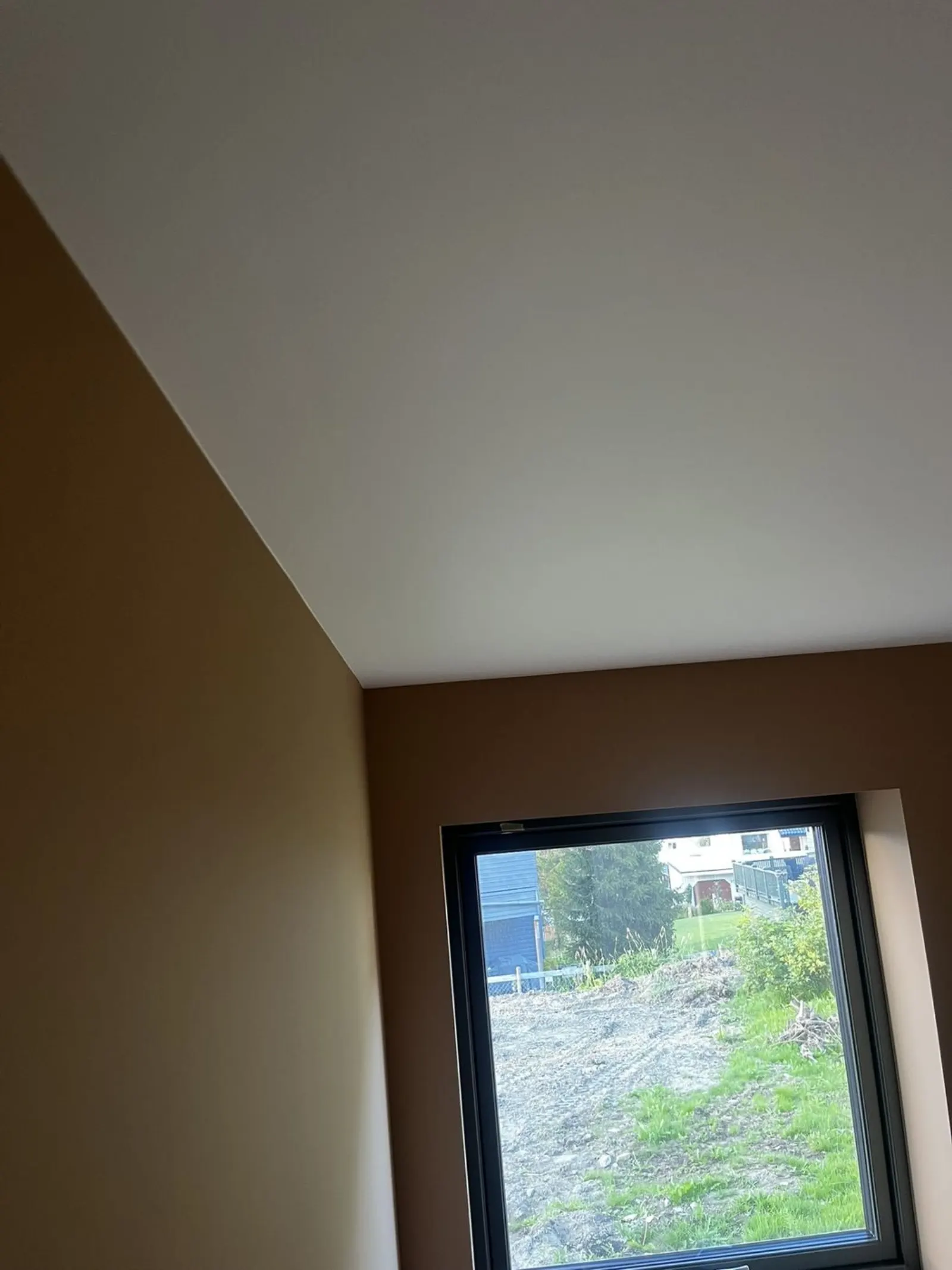 Svarthammervegen — ferdig malt rom i brun farge