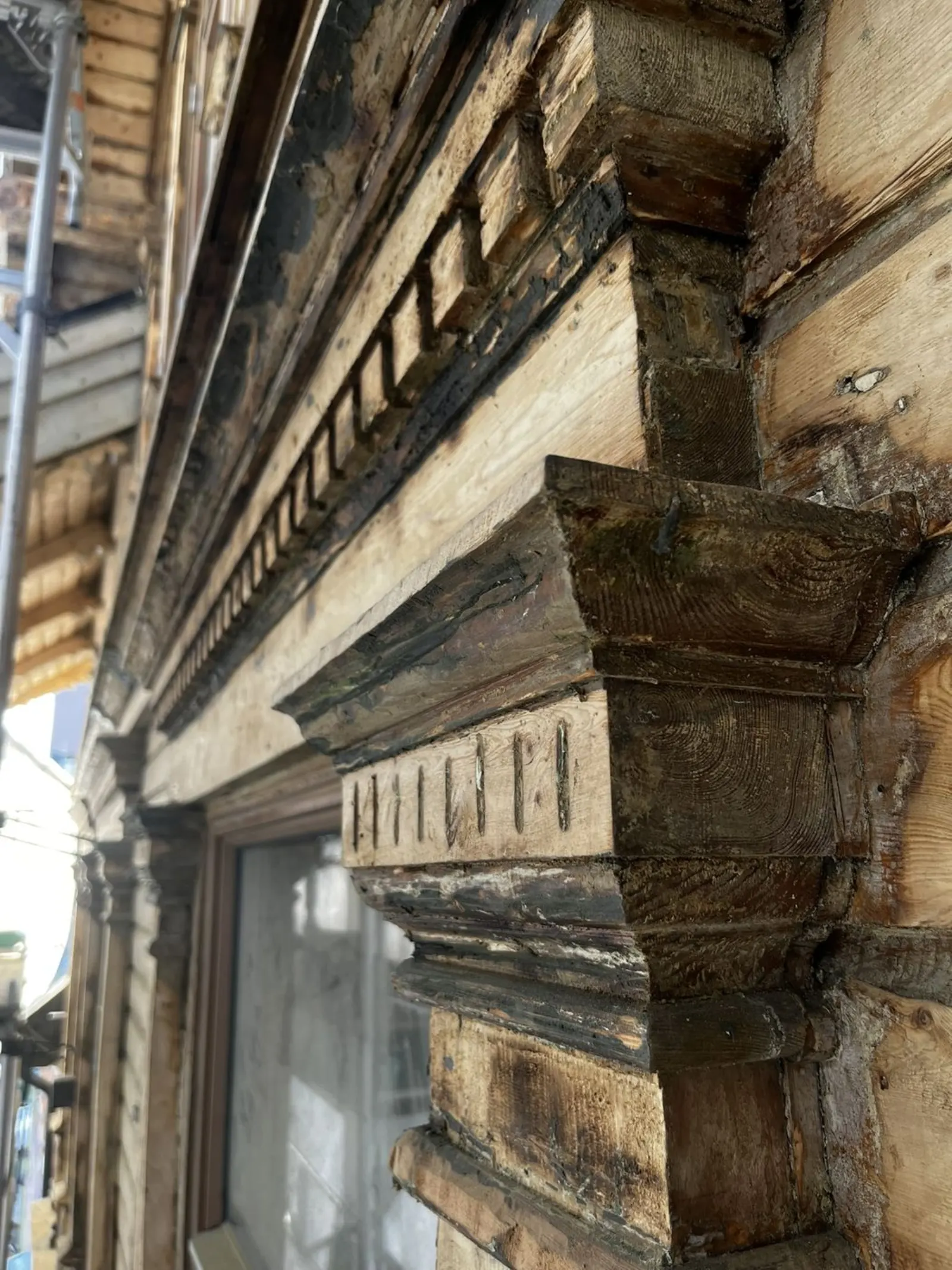 Storgata 56 — detalj av gesims med tannsnitt-mønster