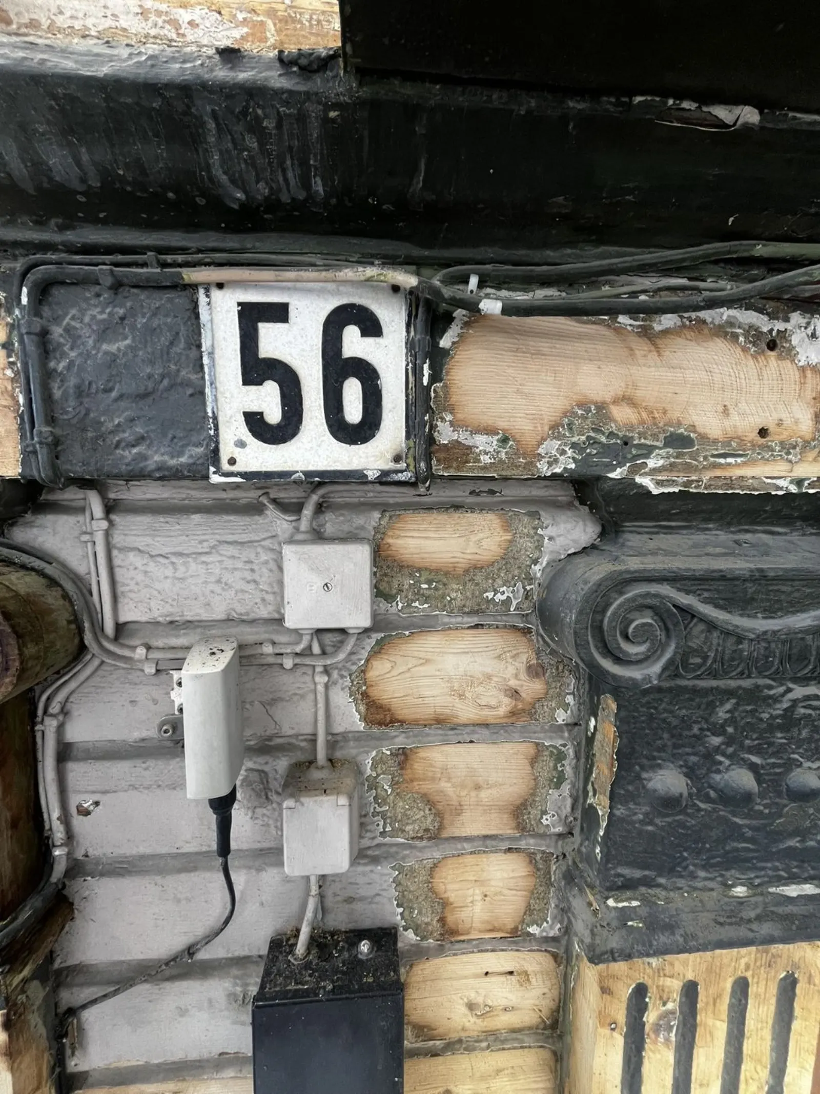 Storgata 56 — husnummerskilt på den vernede fasaden