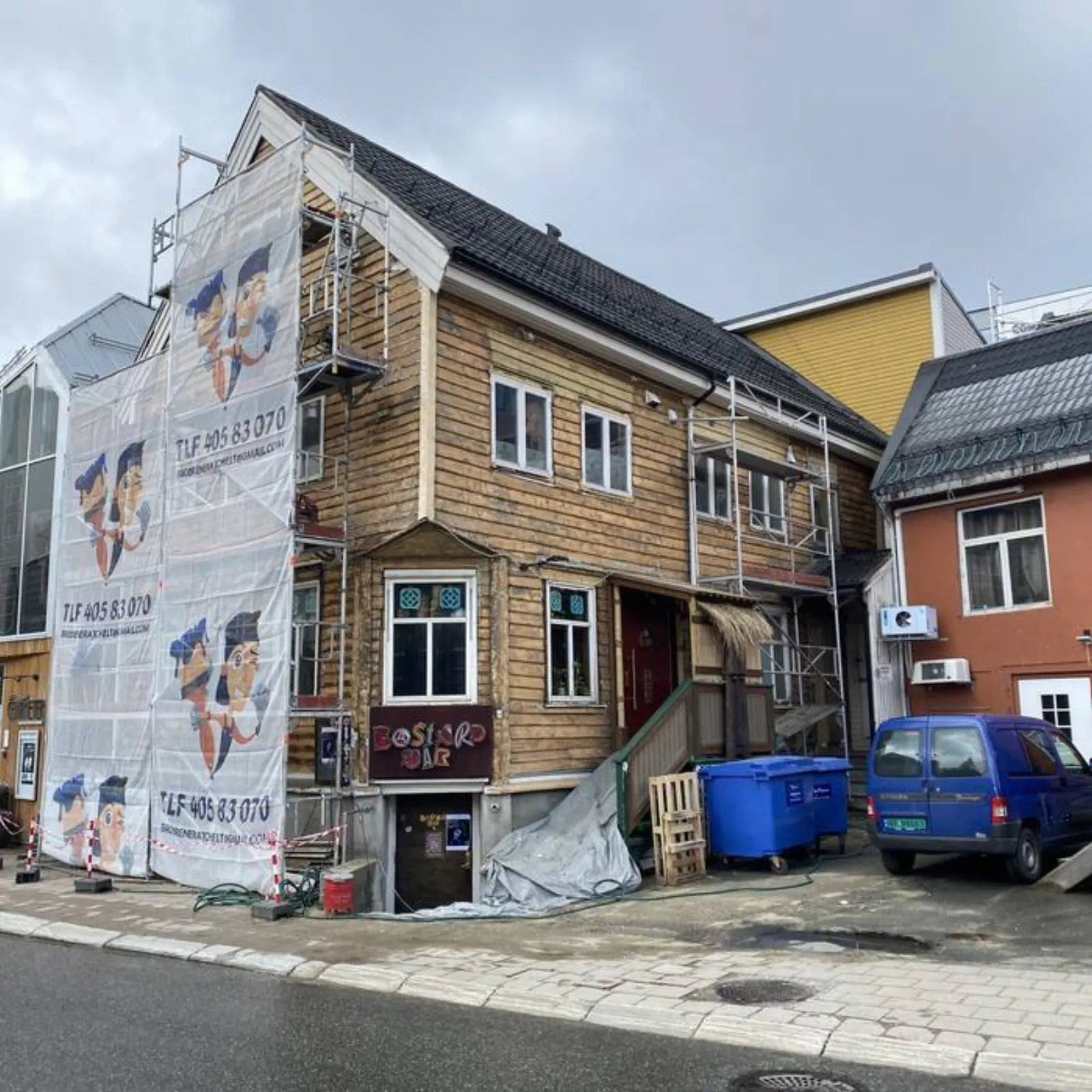 Strandgata under arbeid — bart treverk og eget stillas