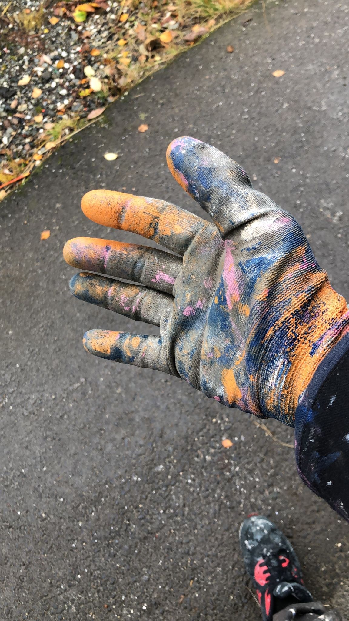 Arbeidshanske full av maling etter en lang dag