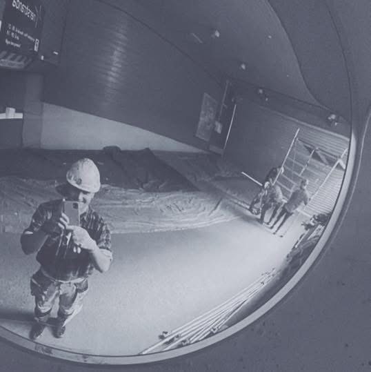 Selfie i trafikkspeilet med hjelm og godt humør