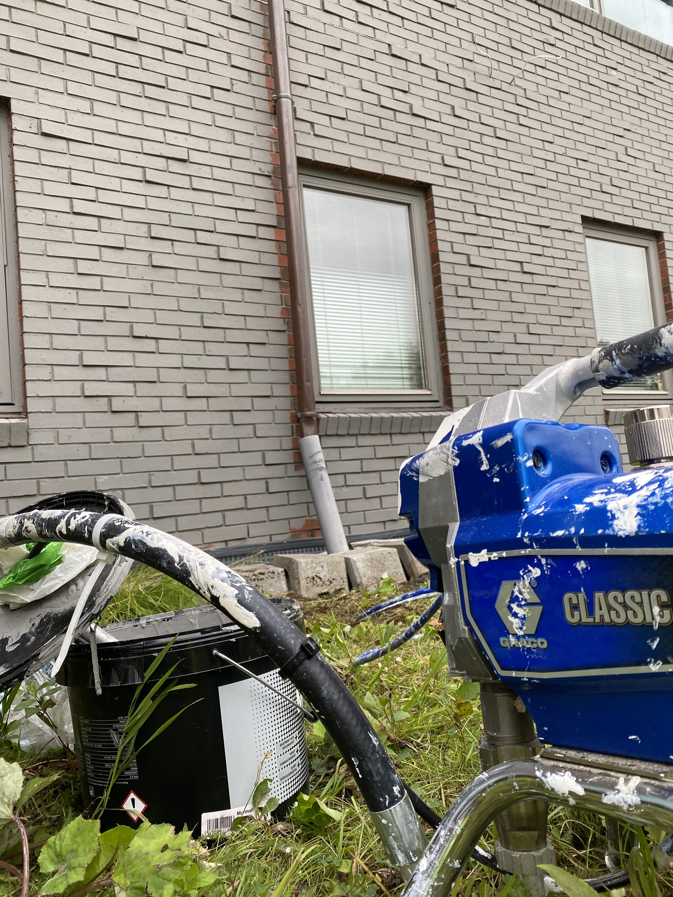 Sprøytemaleren gjort klar ved fasaden