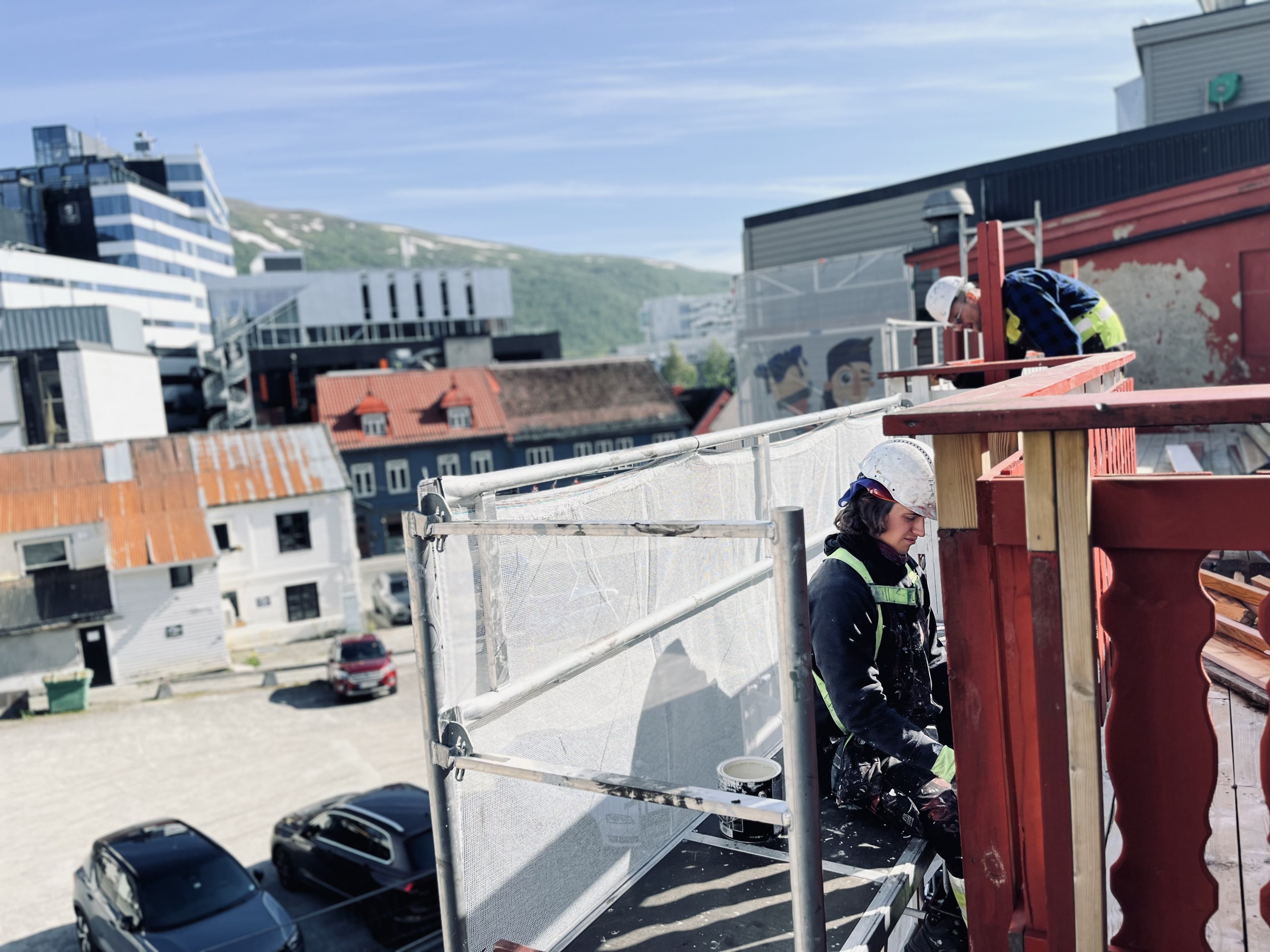 På stillaset med utsikt over Tromsø sentrum og fjellet