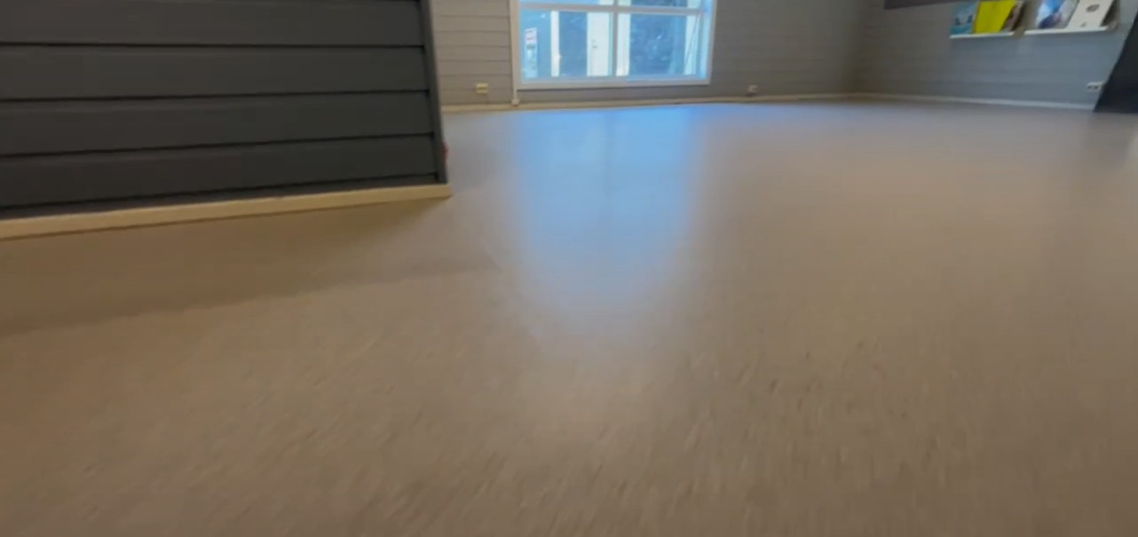 Ferdig lagt vinylbelegg i et stort, lyst rom